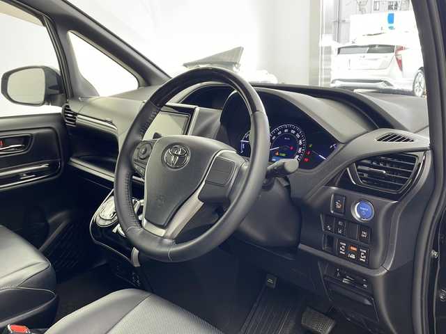 トヨタ エスクァイア ハイブリッド Gi 兵庫県 2018(平30)年 1.6万km ブラック ・純正9インチナビ（NSZT-Y68T）/CD/DVD/SD/Bluetooth/TV/・バックカメラ/・ビルトインETC/・純正ドライブレコーダー/・合成皮革シート/・前席シートヒーター/・両側パワースライドドア/・クルーズコントロール/・Toyota　Safety　Sense/・プリクラッシュセーフティ/・レーンディパーチャーアラート/・オートマチックハイビーム/・先行車発進告知機能/・純正ウッドコンビステアリング/・ＬＥＤヘッドライト/・ＬＥＤフォグランプ/・スマートキー/・プッシュスタート/・TRC