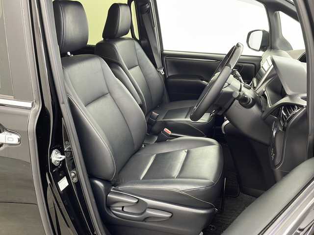 トヨタ エスクァイア ハイブリッド Gi 兵庫県 2018(平30)年 1.6万km ブラック ・純正9インチナビ（NSZT-Y68T）/CD/DVD/SD/Bluetooth/TV/・バックカメラ/・ビルトインETC/・純正ドライブレコーダー/・合成皮革シート/・前席シートヒーター/・両側パワースライドドア/・クルーズコントロール/・Toyota　Safety　Sense/・プリクラッシュセーフティ/・レーンディパーチャーアラート/・オートマチックハイビーム/・先行車発進告知機能/・純正ウッドコンビステアリング/・ＬＥＤヘッドライト/・ＬＥＤフォグランプ/・スマートキー/・プッシュスタート/・TRC