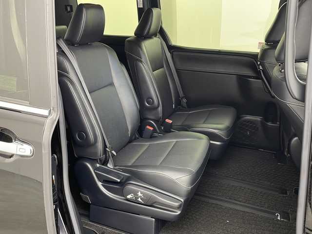 トヨタ エスクァイア ハイブリッド Gi 兵庫県 2018(平30)年 1.6万km ブラック ・純正9インチナビ（NSZT-Y68T）/CD/DVD/SD/Bluetooth/TV/・バックカメラ/・ビルトインETC/・純正ドライブレコーダー/・合成皮革シート/・前席シートヒーター/・両側パワースライドドア/・クルーズコントロール/・Toyota　Safety　Sense/・プリクラッシュセーフティ/・レーンディパーチャーアラート/・オートマチックハイビーム/・先行車発進告知機能/・純正ウッドコンビステアリング/・ＬＥＤヘッドライト/・ＬＥＤフォグランプ/・スマートキー/・プッシュスタート/・TRC