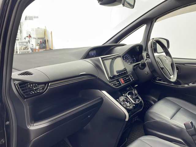 トヨタ エスクァイア ハイブリッド Gi 兵庫県 2018(平30)年 1.6万km ブラック ・純正9インチナビ（NSZT-Y68T）/CD/DVD/SD/Bluetooth/TV/・バックカメラ/・ビルトインETC/・純正ドライブレコーダー/・合成皮革シート/・前席シートヒーター/・両側パワースライドドア/・クルーズコントロール/・Toyota　Safety　Sense/・プリクラッシュセーフティ/・レーンディパーチャーアラート/・オートマチックハイビーム/・先行車発進告知機能/・純正ウッドコンビステアリング/・ＬＥＤヘッドライト/・ＬＥＤフォグランプ/・スマートキー/・プッシュスタート/・TRC