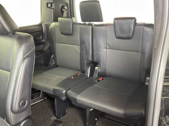 トヨタ エスクァイア ハイブリッド Gi 兵庫県 2018(平30)年 1.6万km ブラック ・純正9インチナビ（NSZT-Y68T）/CD/DVD/SD/Bluetooth/TV/・バックカメラ/・ビルトインETC/・純正ドライブレコーダー/・合成皮革シート/・前席シートヒーター/・両側パワースライドドア/・クルーズコントロール/・Toyota　Safety　Sense/・プリクラッシュセーフティ/・レーンディパーチャーアラート/・オートマチックハイビーム/・先行車発進告知機能/・純正ウッドコンビステアリング/・ＬＥＤヘッドライト/・ＬＥＤフォグランプ/・スマートキー/・プッシュスタート/・TRC