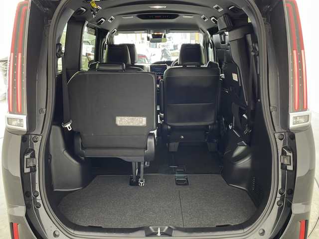 トヨタ エスクァイア ハイブリッド Gi 兵庫県 2018(平30)年 1.6万km ブラック ・純正9インチナビ（NSZT-Y68T）/CD/DVD/SD/Bluetooth/TV/・バックカメラ/・ビルトインETC/・純正ドライブレコーダー/・合成皮革シート/・前席シートヒーター/・両側パワースライドドア/・クルーズコントロール/・Toyota　Safety　Sense/・プリクラッシュセーフティ/・レーンディパーチャーアラート/・オートマチックハイビーム/・先行車発進告知機能/・純正ウッドコンビステアリング/・ＬＥＤヘッドライト/・ＬＥＤフォグランプ/・スマートキー/・プッシュスタート/・TRC