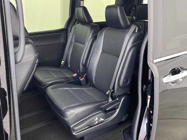 トヨタ エスクァイア ハイブリッド Gi 兵庫県 2018(平30)年 1.6万km ブラック ・純正9インチナビ（NSZT-Y68T）/CD/DVD/SD/Bluetooth/TV/・バックカメラ/・ビルトインETC/・純正ドライブレコーダー/・合成皮革シート/・前席シートヒーター/・両側パワースライドドア/・クルーズコントロール/・Toyota　Safety　Sense/・プリクラッシュセーフティ/・レーンディパーチャーアラート/・オートマチックハイビーム/・先行車発進告知機能/・純正ウッドコンビステアリング/・ＬＥＤヘッドライト/・ＬＥＤフォグランプ/・スマートキー/・プッシュスタート/・TRC