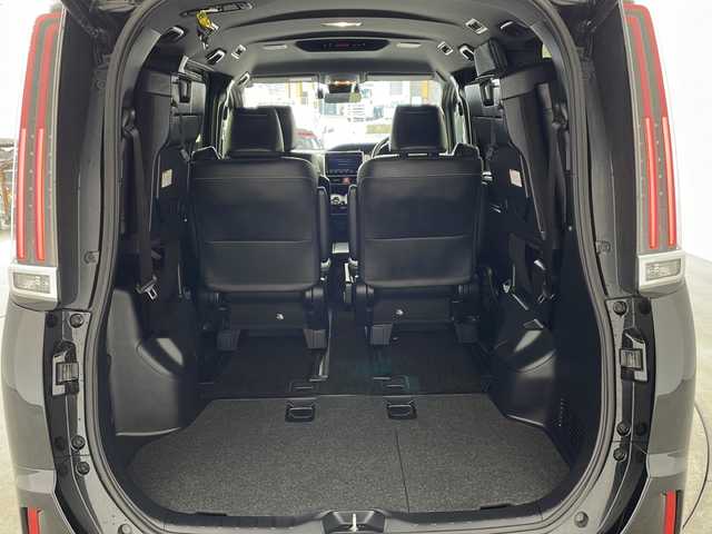 トヨタ エスクァイア ハイブリッド Gi 兵庫県 2018(平30)年 1.6万km ブラック ・純正9インチナビ（NSZT-Y68T）/CD/DVD/SD/Bluetooth/TV/・バックカメラ/・ビルトインETC/・純正ドライブレコーダー/・合成皮革シート/・前席シートヒーター/・両側パワースライドドア/・クルーズコントロール/・Toyota　Safety　Sense/・プリクラッシュセーフティ/・レーンディパーチャーアラート/・オートマチックハイビーム/・先行車発進告知機能/・純正ウッドコンビステアリング/・ＬＥＤヘッドライト/・ＬＥＤフォグランプ/・スマートキー/・プッシュスタート/・TRC