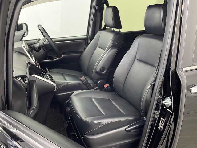 トヨタ エスクァイア ハイブリッド Gi 兵庫県 2018(平30)年 1.6万km ブラック ・純正9インチナビ（NSZT-Y68T）/CD/DVD/SD/Bluetooth/TV/・バックカメラ/・ビルトインETC/・純正ドライブレコーダー/・合成皮革シート/・前席シートヒーター/・両側パワースライドドア/・クルーズコントロール/・Toyota　Safety　Sense/・プリクラッシュセーフティ/・レーンディパーチャーアラート/・オートマチックハイビーム/・先行車発進告知機能/・純正ウッドコンビステアリング/・ＬＥＤヘッドライト/・ＬＥＤフォグランプ/・スマートキー/・プッシュスタート/・TRC