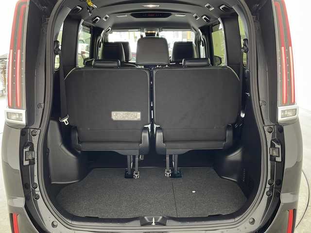 トヨタ エスクァイア ハイブリッド Gi 兵庫県 2018(平30)年 1.6万km ブラック ・純正9インチナビ（NSZT-Y68T）/CD/DVD/SD/Bluetooth/TV/・バックカメラ/・ビルトインETC/・純正ドライブレコーダー/・合成皮革シート/・前席シートヒーター/・両側パワースライドドア/・クルーズコントロール/・Toyota　Safety　Sense/・プリクラッシュセーフティ/・レーンディパーチャーアラート/・オートマチックハイビーム/・先行車発進告知機能/・純正ウッドコンビステアリング/・ＬＥＤヘッドライト/・ＬＥＤフォグランプ/・スマートキー/・プッシュスタート/・TRC