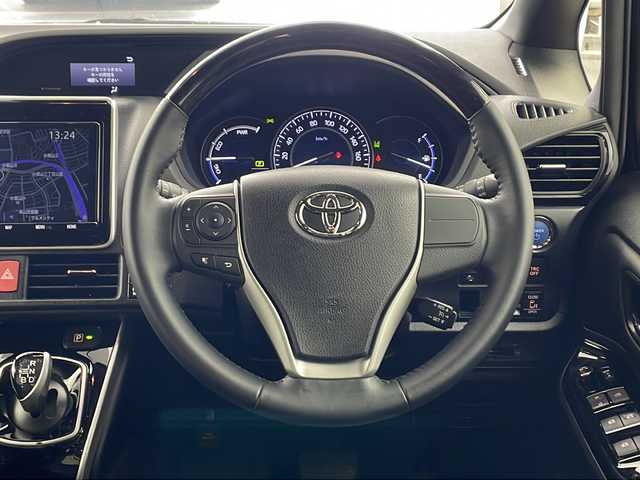 トヨタ エスクァイア ハイブリッド Gi 兵庫県 2018(平30)年 1.6万km ブラック ・純正9インチナビ（NSZT-Y68T）/CD/DVD/SD/Bluetooth/TV/・バックカメラ/・ビルトインETC/・純正ドライブレコーダー/・合成皮革シート/・前席シートヒーター/・両側パワースライドドア/・クルーズコントロール/・Toyota　Safety　Sense/・プリクラッシュセーフティ/・レーンディパーチャーアラート/・オートマチックハイビーム/・先行車発進告知機能/・純正ウッドコンビステアリング/・ＬＥＤヘッドライト/・ＬＥＤフォグランプ/・スマートキー/・プッシュスタート/・TRC