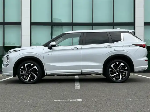 三菱 アウトランダー ＰＨＥＶ G 和歌山県 2024(令6)年 0.4万km ホワイトダイヤモンド 純正ナビ/マルチアラウンドモニター/HDMI/マイパイロット/衝突軽減ブレーキ/BSW/ドライブモードセレクター/エレクトリックテールゲート/パワーシート/AC1500W/純正２０インチアルミホイール/純正フロアマット/LEDヘッドライト/オートライト
