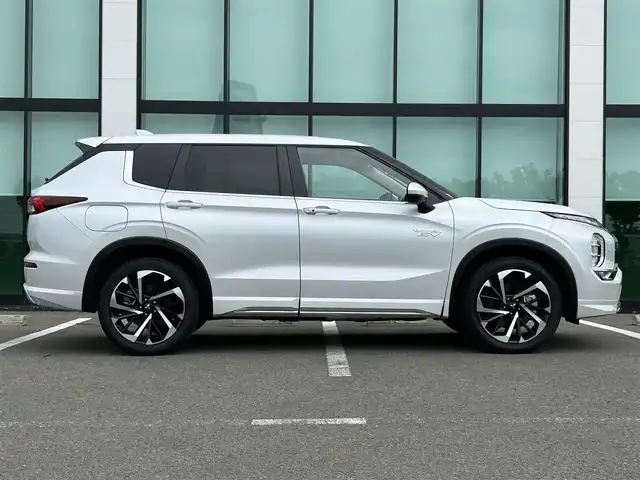 三菱 アウトランダー ＰＨＥＶ G 和歌山県 2024(令6)年 0.4万km ホワイトダイヤモンド 純正ナビ/マルチアラウンドモニター/HDMI/マイパイロット/衝突軽減ブレーキ/BSW/ドライブモードセレクター/エレクトリックテールゲート/パワーシート/AC1500W/純正２０インチアルミホイール/純正フロアマット/LEDヘッドライト/オートライト