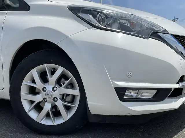 日産 ノート e－パワー メダリスト 佐賀県 2017(平29)年 5万km ブリリアントホワイトパール 純正SDナビ/　フルセグTV　CD　DVD　USB　Bluetooth/アラウンドビューモニター/ドライブレコーダー/ETC/車線逸脱警報/低速衝突軽減ブレーキ/前後コーナーセンサー/インテリジェントルームミラー/ハーフレザーシート/ステアリングスイッチ/純正LEDライト/オートライト/電動格納ミラー/ウィンカーミラー/純正15インチアルミホイール/純正フロアマット/ドアバイザー/プッシュスタート/スマートキー