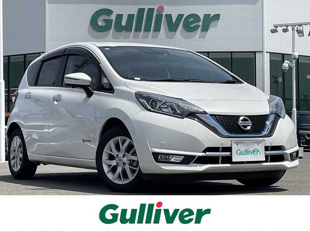 日産 ノート e－パワー メダリスト 佐賀県 2017(平29)年 5万km ブリリアントホワイトパール 純正SDナビ/　フルセグTV　CD　DVD　USB　Bluetooth/アラウンドビューモニター/ドライブレコーダー/ETC/車線逸脱警報/低速衝突軽減ブレーキ/前後コーナーセンサー/インテリジェントルームミラー/ハーフレザーシート/ステアリングスイッチ/純正LEDライト/オートライト/電動格納ミラー/ウィンカーミラー/純正15インチアルミホイール/純正フロアマット/ドアバイザー/プッシュスタート/スマートキー