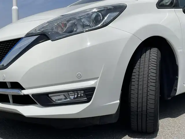 日産 ノート e－パワー メダリスト 佐賀県 2017(平29)年 5万km ブリリアントホワイトパール 純正SDナビ/　フルセグTV　CD　DVD　USB　Bluetooth/アラウンドビューモニター/ドライブレコーダー/ETC/車線逸脱警報/低速衝突軽減ブレーキ/前後コーナーセンサー/インテリジェントルームミラー/ハーフレザーシート/ステアリングスイッチ/純正LEDライト/オートライト/電動格納ミラー/ウィンカーミラー/純正15インチアルミホイール/純正フロアマット/ドアバイザー/プッシュスタート/スマートキー