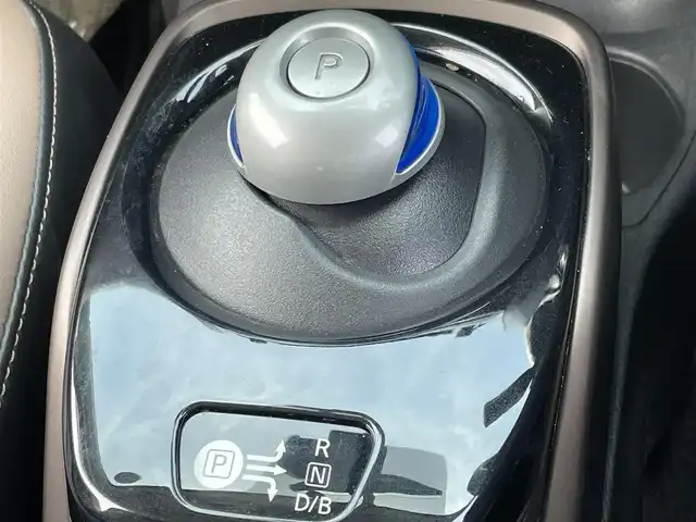 日産 ノート e－パワー メダリスト 佐賀県 2017(平29)年 5万km ブリリアントホワイトパール 純正SDナビ/　フルセグTV　CD　DVD　USB　Bluetooth/アラウンドビューモニター/ドライブレコーダー/ETC/車線逸脱警報/低速衝突軽減ブレーキ/前後コーナーセンサー/インテリジェントルームミラー/ハーフレザーシート/ステアリングスイッチ/純正LEDライト/オートライト/電動格納ミラー/ウィンカーミラー/純正15インチアルミホイール/純正フロアマット/ドアバイザー/プッシュスタート/スマートキー