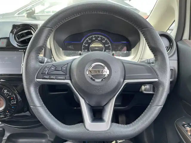 日産 ノート e－パワー メダリスト 佐賀県 2017(平29)年 5万km ブリリアントホワイトパール 純正SDナビ/　フルセグTV　CD　DVD　USB　Bluetooth/アラウンドビューモニター/ドライブレコーダー/ETC/車線逸脱警報/低速衝突軽減ブレーキ/前後コーナーセンサー/インテリジェントルームミラー/ハーフレザーシート/ステアリングスイッチ/純正LEDライト/オートライト/電動格納ミラー/ウィンカーミラー/純正15インチアルミホイール/純正フロアマット/ドアバイザー/プッシュスタート/スマートキー