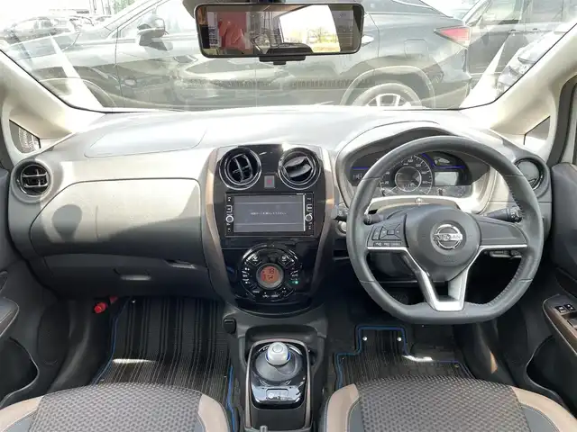 日産 ノート e－パワー メダリスト 佐賀県 2017(平29)年 5万km ブリリアントホワイトパール 純正SDナビ/　フルセグTV　CD　DVD　USB　Bluetooth/アラウンドビューモニター/ドライブレコーダー/ETC/車線逸脱警報/低速衝突軽減ブレーキ/前後コーナーセンサー/インテリジェントルームミラー/ハーフレザーシート/ステアリングスイッチ/純正LEDライト/オートライト/電動格納ミラー/ウィンカーミラー/純正15インチアルミホイール/純正フロアマット/ドアバイザー/プッシュスタート/スマートキー
