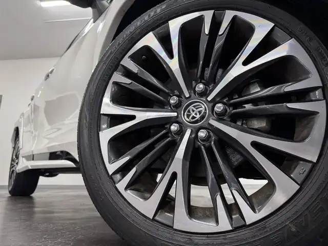 トヨタ ヤリスクロス ハイブリッド Z 三重県 2021(令3)年 7.1万km ホワイトパールクリスタルシャイン ハイブリッド/FF/フロアCVT/純正 8インチディスプレイオーディオ/（AM/FM/CD*/DVD*/USB/iPod/Bluetooth/Miracast/TV/CarPlay/AndroidAuto）/バックガイドモニター/ドライブレコーダー 前後/ビルトイン ETC/モデリスタエアロ（F/S/R下）/Toyota Safety Sense/・プリクラッシュセーフティ/・レーントレーシングアシスト/・レーダークルコン（全車速追従機能付）/・オートハイビーム/・ロードサインアシスト/・インテリジェントクリアランスソナー［パーキングサポートブレーキ（静止物＆後方接近車両）］/・ブラインドスポットモニター＆リヤクロストラフィックアラート/・先行車発進告知機能/装備/・ハーフレザーシート/・シートヒーター（D/N）/・パワーシート（D6way）/・オートエアコン/・オートライト/・LEDヘッドランプ/・ステアリングスイッチ/・プッシュスタート/・電子パーキングブレーキ＆ブレーキホールド/・USBジャック（充電用x1、入力用x1）/・純正18inAW/・保/取/マルチ取/・スマートキーx2/・【OP】応急用スペアタイヤ/・【DOP】インテリアパネルセット（茶木目調）/など
