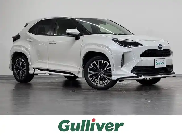 トヨタ ヤリスクロス ハイブリッド Z 三重県 2021(令3)年 7.1万km ホワイトパールクリスタルシャイン ハイブリッド/FF/フロアCVT/純正 8インチディスプレイオーディオ/（AM/FM/CD*/DVD*/USB/iPod/Bluetooth/Miracast/TV/CarPlay/AndroidAuto）/バックガイドモニター/ドライブレコーダー 前後/ビルトイン ETC/モデリスタエアロ（F/S/R下）/Toyota Safety Sense/・プリクラッシュセーフティ/・レーントレーシングアシスト/・レーダークルコン（全車速追従機能付）/・オートハイビーム/・ロードサインアシスト/・インテリジェントクリアランスソナー［パーキングサポートブレーキ（静止物＆後方接近車両）］/・ブラインドスポットモニター＆リヤクロストラフィックアラート/・先行車発進告知機能/装備/・ハーフレザーシート/・シートヒーター（D/N）/・パワーシート（D6way）/・オートエアコン/・オートライト/・LEDヘッドランプ/・ステアリングスイッチ/・プッシュスタート/・電子パーキングブレーキ＆ブレーキホールド/・USBジャック（充電用x1、入力用x1）/・純正18inAW/・保/取/マルチ取/・スマートキーx2/・【OP】応急用スペアタイヤ/・【DOP】インテリアパネルセット（茶木目調）/など