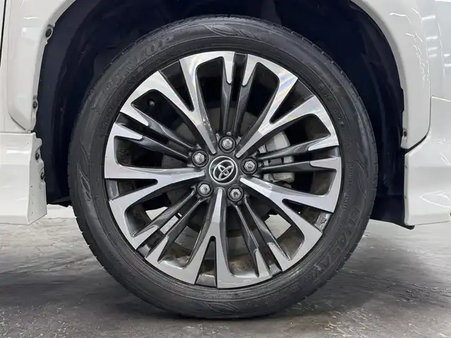 トヨタ ヤリスクロス ハイブリッド Z 三重県 2021(令3)年 7.1万km ホワイトパールクリスタルシャイン ハイブリッド/FF/フロアCVT/純正 8インチディスプレイオーディオ/（AM/FM/CD*/DVD*/USB/iPod/Bluetooth/Miracast/TV/CarPlay/AndroidAuto）/バックガイドモニター/ドライブレコーダー 前後/ビルトイン ETC/モデリスタエアロ（F/S/R下）/Toyota Safety Sense/・プリクラッシュセーフティ/・レーントレーシングアシスト/・レーダークルコン（全車速追従機能付）/・オートハイビーム/・ロードサインアシスト/・インテリジェントクリアランスソナー［パーキングサポートブレーキ（静止物＆後方接近車両）］/・ブラインドスポットモニター＆リヤクロストラフィックアラート/・先行車発進告知機能/装備/・ハーフレザーシート/・シートヒーター（D/N）/・パワーシート（D6way）/・オートエアコン/・オートライト/・LEDヘッドランプ/・ステアリングスイッチ/・プッシュスタート/・電子パーキングブレーキ＆ブレーキホールド/・USBジャック（充電用x1、入力用x1）/・純正18inAW/・保/取/マルチ取/・スマートキーx2/・【OP】応急用スペアタイヤ/・【DOP】インテリアパネルセット（茶木目調）/など