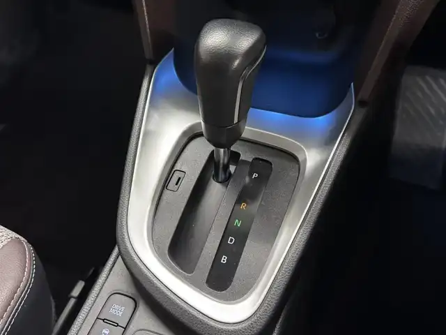 トヨタ ヤリスクロス ハイブリッド Z 三重県 2021(令3)年 7.1万km ホワイトパールクリスタルシャイン ハイブリッド/FF/フロアCVT/純正 8インチディスプレイオーディオ/（AM/FM/CD*/DVD*/USB/iPod/Bluetooth/Miracast/TV/CarPlay/AndroidAuto）/バックガイドモニター/ドライブレコーダー 前後/ビルトイン ETC/モデリスタエアロ（F/S/R下）/Toyota Safety Sense/・プリクラッシュセーフティ/・レーントレーシングアシスト/・レーダークルコン（全車速追従機能付）/・オートハイビーム/・ロードサインアシスト/・インテリジェントクリアランスソナー［パーキングサポートブレーキ（静止物＆後方接近車両）］/・ブラインドスポットモニター＆リヤクロストラフィックアラート/・先行車発進告知機能/装備/・ハーフレザーシート/・シートヒーター（D/N）/・パワーシート（D6way）/・オートエアコン/・オートライト/・LEDヘッドランプ/・ステアリングスイッチ/・プッシュスタート/・電子パーキングブレーキ＆ブレーキホールド/・USBジャック（充電用x1、入力用x1）/・純正18inAW/・保/取/マルチ取/・スマートキーx2/・【OP】応急用スペアタイヤ/・【DOP】インテリアパネルセット（茶木目調）/など