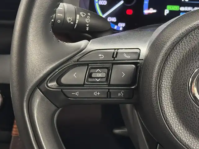 トヨタ ヤリスクロス ハイブリッド Z 三重県 2021(令3)年 7.1万km ホワイトパールクリスタルシャイン ハイブリッド/FF/フロアCVT/純正 8インチディスプレイオーディオ/（AM/FM/CD*/DVD*/USB/iPod/Bluetooth/Miracast/TV/CarPlay/AndroidAuto）/バックガイドモニター/ドライブレコーダー 前後/ビルトイン ETC/モデリスタエアロ（F/S/R下）/Toyota Safety Sense/・プリクラッシュセーフティ/・レーントレーシングアシスト/・レーダークルコン（全車速追従機能付）/・オートハイビーム/・ロードサインアシスト/・インテリジェントクリアランスソナー［パーキングサポートブレーキ（静止物＆後方接近車両）］/・ブラインドスポットモニター＆リヤクロストラフィックアラート/・先行車発進告知機能/装備/・ハーフレザーシート/・シートヒーター（D/N）/・パワーシート（D6way）/・オートエアコン/・オートライト/・LEDヘッドランプ/・ステアリングスイッチ/・プッシュスタート/・電子パーキングブレーキ＆ブレーキホールド/・USBジャック（充電用x1、入力用x1）/・純正18inAW/・保/取/マルチ取/・スマートキーx2/・【OP】応急用スペアタイヤ/・【DOP】インテリアパネルセット（茶木目調）/など