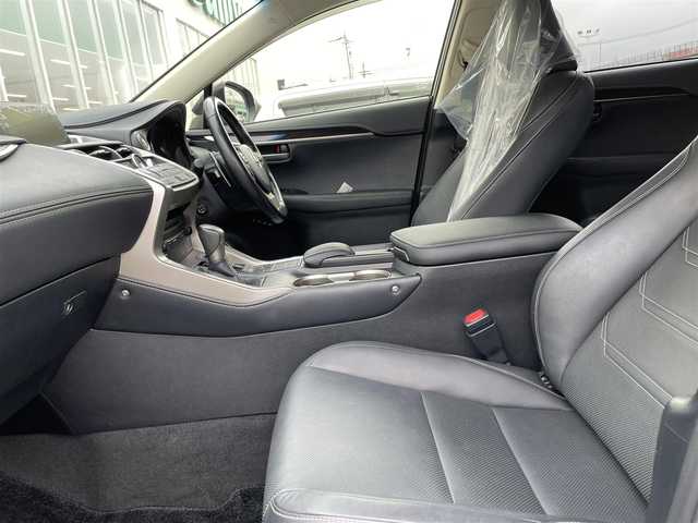 レクサス ＮＸ 200t バージョンL 石川県 2015(平27)年 5.5万km グラファイトブラックガラスフレーク 純正メモリーナビ/純正CD/DVD/フルセグTV/バックカメラ/LEDヘッドライト/ビルトインETC/革シート/シートヒーター/スマートキー/プッシュスタート/電動ミラー/パワーバックドア/純正アルミホイール/クリアランスソナー/プリクラッシュセーフティ/保証書