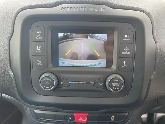 クライスラー・ジープ ジープ レネゲード セーフティエディション 富山県 2017(平29)年 4.3万km ベージュⅡ BeatsAudioプレミアムサウンド/リアバックアップカメラ/クルーズコントロール/車線逸脱警報プラス/前面衝突警報/ブラインドスポットモニター/リアクロスパスディテクション/オートライト/革巻きステアリング/ステアリングスイッチ/レザー調シートカバー付/純正16インチアルミホイール/スマートキー/スペアキー/禁煙車