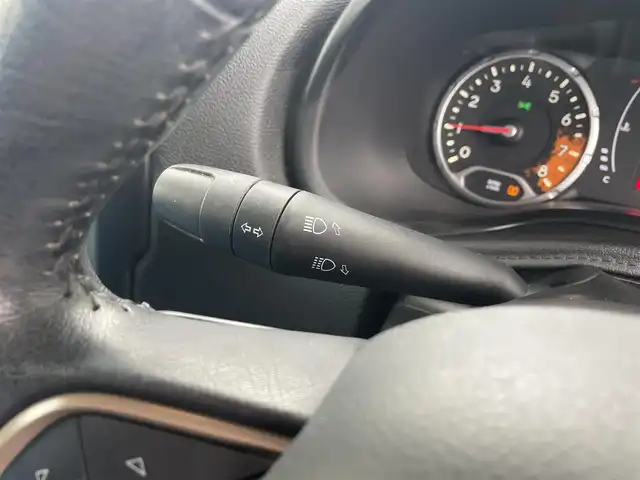 クライスラー・ジープ ジープ レネゲード セーフティエディション 富山県 2017(平29)年 4.3万km ベージュⅡ BeatsAudioプレミアムサウンド/リアバックアップカメラ/クルーズコントロール/車線逸脱警報プラス/前面衝突警報/ブラインドスポットモニター/リアクロスパスディテクション/オートライト/革巻きステアリング/ステアリングスイッチ/レザー調シートカバー付/純正16インチアルミホイール/スマートキー/スペアキー/禁煙車