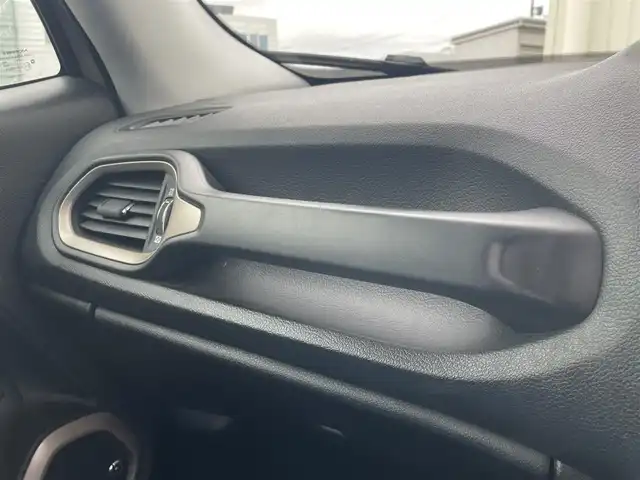 クライスラー・ジープ ジープ レネゲード セーフティエディション 富山県 2017(平29)年 4.3万km ベージュⅡ BeatsAudioプレミアムサウンド/リアバックアップカメラ/クルーズコントロール/車線逸脱警報プラス/前面衝突警報/ブラインドスポットモニター/リアクロスパスディテクション/オートライト/革巻きステアリング/ステアリングスイッチ/レザー調シートカバー付/純正16インチアルミホイール/スマートキー/スペアキー/禁煙車