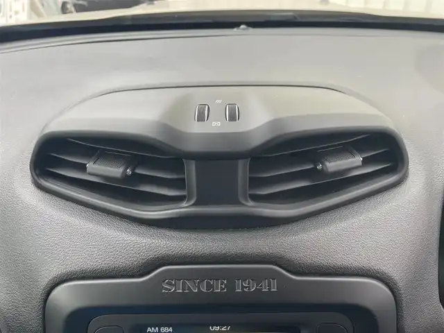 クライスラー・ジープ ジープ レネゲード セーフティエディション 富山県 2017(平29)年 4.3万km ベージュⅡ BeatsAudioプレミアムサウンド/リアバックアップカメラ/クルーズコントロール/車線逸脱警報プラス/前面衝突警報/ブラインドスポットモニター/リアクロスパスディテクション/オートライト/革巻きステアリング/ステアリングスイッチ/レザー調シートカバー付/純正16インチアルミホイール/スマートキー/スペアキー/禁煙車