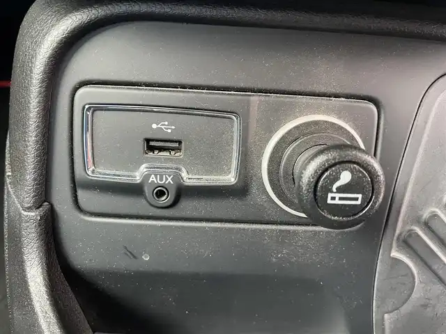 クライスラー・ジープ ジープ レネゲード セーフティエディション 富山県 2017(平29)年 4.3万km ベージュⅡ BeatsAudioプレミアムサウンド/リアバックアップカメラ/クルーズコントロール/車線逸脱警報プラス/前面衝突警報/ブラインドスポットモニター/リアクロスパスディテクション/オートライト/革巻きステアリング/ステアリングスイッチ/レザー調シートカバー付/純正16インチアルミホイール/スマートキー/スペアキー/禁煙車