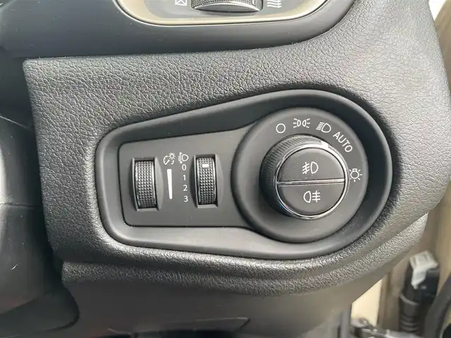 クライスラー・ジープ ジープ レネゲード セーフティエディション 富山県 2017(平29)年 4.3万km ベージュⅡ BeatsAudioプレミアムサウンド/リアバックアップカメラ/クルーズコントロール/車線逸脱警報プラス/前面衝突警報/ブラインドスポットモニター/リアクロスパスディテクション/オートライト/革巻きステアリング/ステアリングスイッチ/レザー調シートカバー付/純正16インチアルミホイール/スマートキー/スペアキー/禁煙車