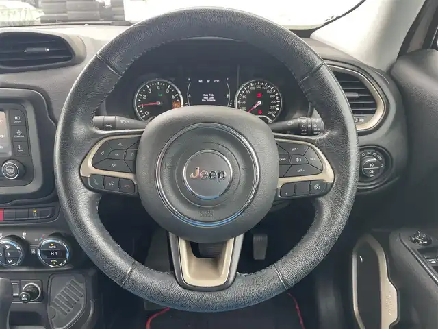 クライスラー・ジープ ジープ レネゲード セーフティエディション 富山県 2017(平29)年 4.3万km ベージュⅡ BeatsAudioプレミアムサウンド/リアバックアップカメラ/クルーズコントロール/車線逸脱警報プラス/前面衝突警報/ブラインドスポットモニター/リアクロスパスディテクション/オートライト/革巻きステアリング/ステアリングスイッチ/レザー調シートカバー付/純正16インチアルミホイール/スマートキー/スペアキー/禁煙車