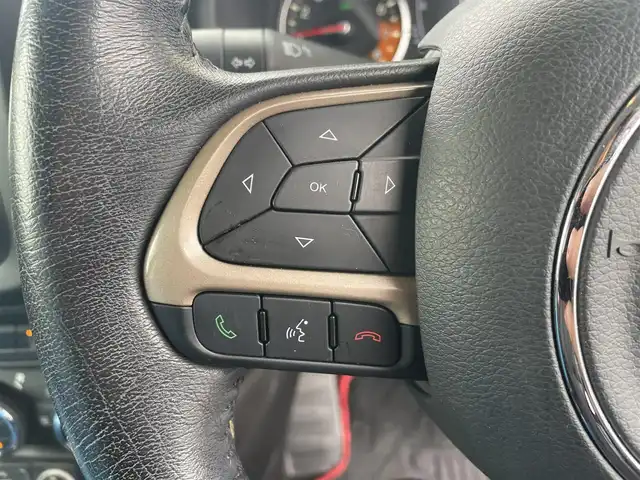 クライスラー・ジープ ジープ レネゲード セーフティエディション 富山県 2017(平29)年 4.3万km ベージュⅡ BeatsAudioプレミアムサウンド/リアバックアップカメラ/クルーズコントロール/車線逸脱警報プラス/前面衝突警報/ブラインドスポットモニター/リアクロスパスディテクション/オートライト/革巻きステアリング/ステアリングスイッチ/レザー調シートカバー付/純正16インチアルミホイール/スマートキー/スペアキー/禁煙車