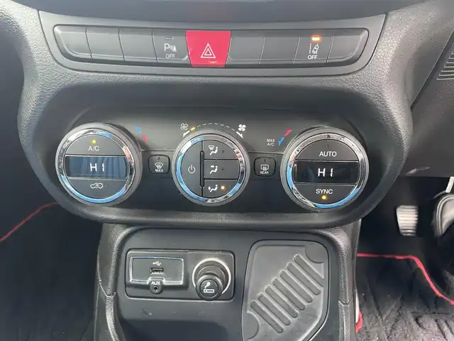 クライスラー・ジープ ジープ レネゲード セーフティエディション 富山県 2017(平29)年 4.3万km ベージュⅡ BeatsAudioプレミアムサウンド/リアバックアップカメラ/クルーズコントロール/車線逸脱警報プラス/前面衝突警報/ブラインドスポットモニター/リアクロスパスディテクション/オートライト/革巻きステアリング/ステアリングスイッチ/レザー調シートカバー付/純正16インチアルミホイール/スマートキー/スペアキー/禁煙車