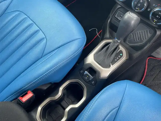 クライスラー・ジープ ジープ レネゲード セーフティエディション 富山県 2017(平29)年 4.3万km ベージュⅡ BeatsAudioプレミアムサウンド/リアバックアップカメラ/クルーズコントロール/車線逸脱警報プラス/前面衝突警報/ブラインドスポットモニター/リアクロスパスディテクション/オートライト/革巻きステアリング/ステアリングスイッチ/レザー調シートカバー付/純正16インチアルミホイール/スマートキー/スペアキー/禁煙車