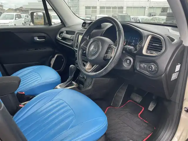 クライスラー・ジープ ジープ レネゲード セーフティエディション 富山県 2017(平29)年 4.3万km ベージュⅡ BeatsAudioプレミアムサウンド/リアバックアップカメラ/クルーズコントロール/車線逸脱警報プラス/前面衝突警報/ブラインドスポットモニター/リアクロスパスディテクション/オートライト/革巻きステアリング/ステアリングスイッチ/レザー調シートカバー付/純正16インチアルミホイール/スマートキー/スペアキー/禁煙車