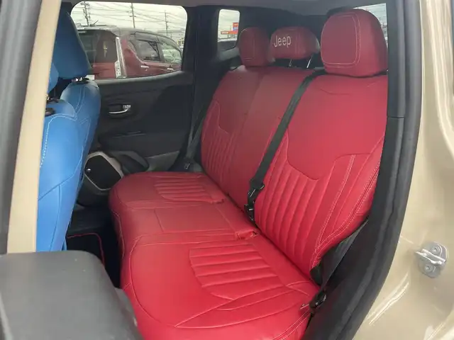 クライスラー・ジープ ジープ レネゲード セーフティエディション 富山県 2017(平29)年 4.3万km ベージュⅡ BeatsAudioプレミアムサウンド/リアバックアップカメラ/クルーズコントロール/車線逸脱警報プラス/前面衝突警報/ブラインドスポットモニター/リアクロスパスディテクション/オートライト/革巻きステアリング/ステアリングスイッチ/レザー調シートカバー付/純正16インチアルミホイール/スマートキー/スペアキー/禁煙車