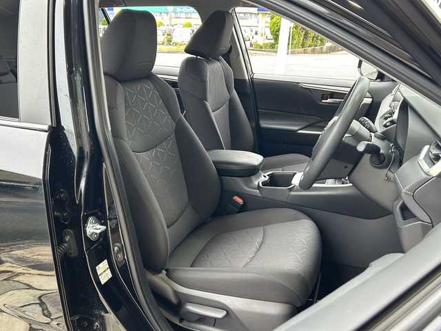 トヨタ ＲＡＶ４ X 静岡県 2021(令3)年 1.5万km アティチュードブラックマイカ 純正ナビ/・FM/AM/・CD/DVD/・フルセグTV/・SD/・Bluetooth/トヨタセーフティセンス/・レーントレーシングアシスト/・プリクラッシュセーフティ/・ブラインドスポットモニター/・リアクロストラフィックアラート/・パーキングサポートブレーキ/・標識認識機能/主要装備/・バックカメラ/・ＥＴＣ２．０/・ドライブレコーダー/・レーダークルコン/・ＬＥＤライト/・オートハイビーム/・ルーフレール/・ＭＴモード付ＡＴ/・横滑り防止装置/・サイドカーテンエアバッグ