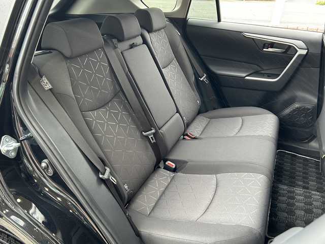 トヨタ ＲＡＶ４ X 静岡県 2021(令3)年 1.5万km アティチュードブラックマイカ 純正ナビ/・FM/AM/・CD/DVD/・フルセグTV/・SD/・Bluetooth/トヨタセーフティセンス/・レーントレーシングアシスト/・プリクラッシュセーフティ/・ブラインドスポットモニター/・リアクロストラフィックアラート/・パーキングサポートブレーキ/・標識認識機能/主要装備/・バックカメラ/・ＥＴＣ２．０/・ドライブレコーダー/・レーダークルコン/・ＬＥＤライト/・オートハイビーム/・ルーフレール/・ＭＴモード付ＡＴ/・横滑り防止装置/・サイドカーテンエアバッグ