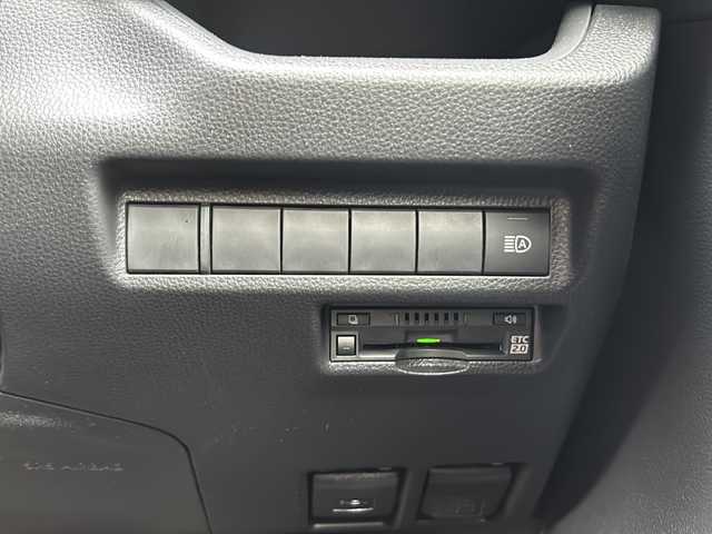 トヨタ ＲＡＶ４ X 静岡県 2021(令3)年 1.5万km アティチュードブラックマイカ 純正ナビ/・FM/AM/・CD/DVD/・フルセグTV/・SD/・Bluetooth/トヨタセーフティセンス/・レーントレーシングアシスト/・プリクラッシュセーフティ/・ブラインドスポットモニター/・リアクロストラフィックアラート/・パーキングサポートブレーキ/・標識認識機能/主要装備/・バックカメラ/・ＥＴＣ２．０/・ドライブレコーダー/・レーダークルコン/・ＬＥＤライト/・オートハイビーム/・ルーフレール/・ＭＴモード付ＡＴ/・横滑り防止装置/・サイドカーテンエアバッグ
