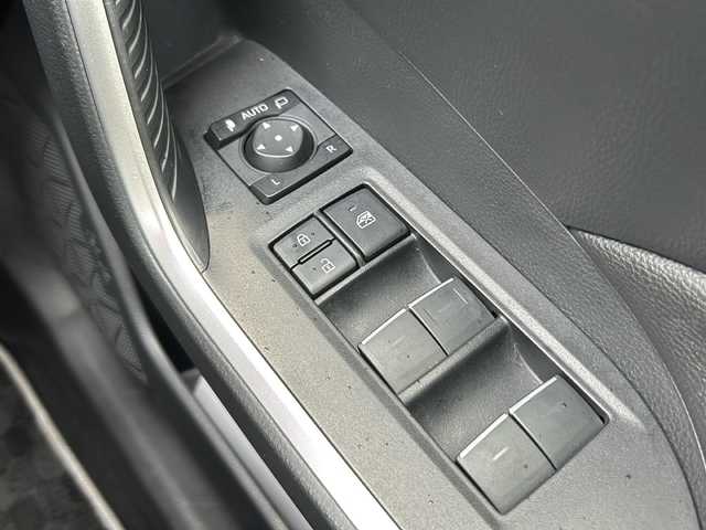 トヨタ ＲＡＶ４ X 静岡県 2021(令3)年 1.5万km アティチュードブラックマイカ 純正ナビ/・FM/AM/・CD/DVD/・フルセグTV/・SD/・Bluetooth/トヨタセーフティセンス/・レーントレーシングアシスト/・プリクラッシュセーフティ/・ブラインドスポットモニター/・リアクロストラフィックアラート/・パーキングサポートブレーキ/・標識認識機能/主要装備/・バックカメラ/・ＥＴＣ２．０/・ドライブレコーダー/・レーダークルコン/・ＬＥＤライト/・オートハイビーム/・ルーフレール/・ＭＴモード付ＡＴ/・横滑り防止装置/・サイドカーテンエアバッグ