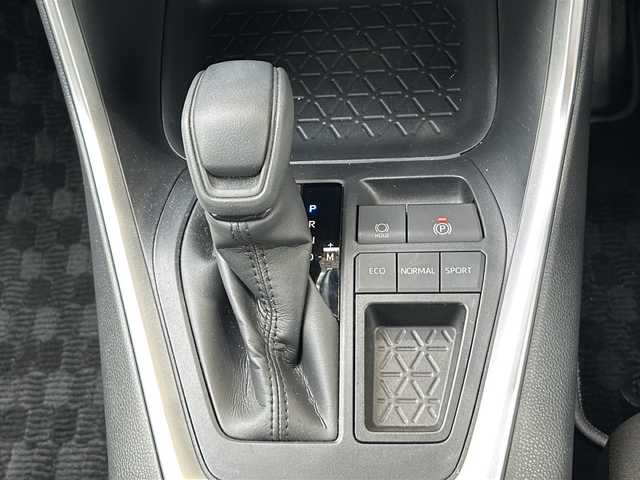 トヨタ ＲＡＶ４ X 静岡県 2021(令3)年 1.5万km アティチュードブラックマイカ 純正ナビ/・FM/AM/・CD/DVD/・フルセグTV/・SD/・Bluetooth/トヨタセーフティセンス/・レーントレーシングアシスト/・プリクラッシュセーフティ/・ブラインドスポットモニター/・リアクロストラフィックアラート/・パーキングサポートブレーキ/・標識認識機能/主要装備/・バックカメラ/・ＥＴＣ２．０/・ドライブレコーダー/・レーダークルコン/・ＬＥＤライト/・オートハイビーム/・ルーフレール/・ＭＴモード付ＡＴ/・横滑り防止装置/・サイドカーテンエアバッグ