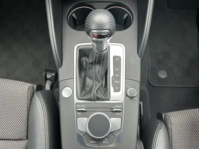 アウディ Ａ３ SB 30TFSI 宮崎県 2019(平31)年 2.8万km 白 純正ナビ/・Bluetooth/・AUX/・CD/DVD/・AM/FM/・フルセグテレビ/・USB/LEDライト/・前後コーナーセンサー/・アダプティブクルーズコントロール/・ブラインドスポットモニター/・レーンキープアシスト/・オートライト/・オートマチックハイビーム/ブラックハーフレザーシート/・D席パワーシート/・DN席シートヒーター/前後ドライブレコーダー/ETC/純正フロアマット/純正18インチアルミホイール