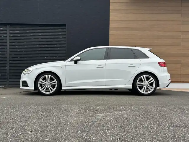 アウディ Ａ３ SB 30TFSI 宮崎県 2019(平31)年 2.8万km 白 純正ナビ/・Bluetooth/・AUX/・CD/DVD/・AM/FM/・フルセグテレビ/・USB/LEDライト/・前後コーナーセンサー/・アダプティブクルーズコントロール/・ブラインドスポットモニター/・レーンキープアシスト/・オートライト/・オートマチックハイビーム/ブラックハーフレザーシート/・D席パワーシート/・DN席シートヒーター/前後ドライブレコーダー/ETC/純正フロアマット/純正18インチアルミホイール