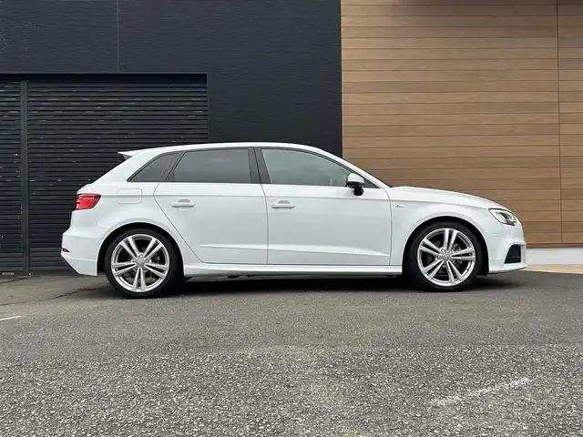 アウディ Ａ３ SB 30TFSI 宮崎県 2019(平31)年 2.8万km 白 純正ナビ/・Bluetooth/・AUX/・CD/DVD/・AM/FM/・フルセグテレビ/・USB/LEDライト/・前後コーナーセンサー/・アダプティブクルーズコントロール/・ブラインドスポットモニター/・レーンキープアシスト/・オートライト/・オートマチックハイビーム/ブラックハーフレザーシート/・D席パワーシート/・DN席シートヒーター/前後ドライブレコーダー/ETC/純正フロアマット/純正18インチアルミホイール