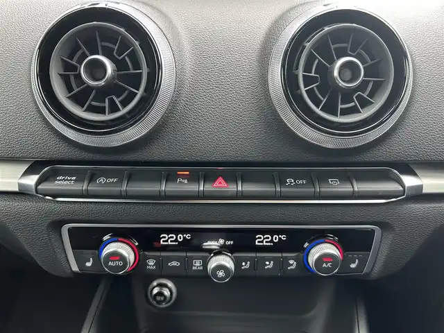 アウディ Ａ３ SB 30TFSI 宮崎県 2019(平31)年 2.8万km 白 純正ナビ/・Bluetooth/・AUX/・CD/DVD/・AM/FM/・フルセグテレビ/・USB/LEDライト/・前後コーナーセンサー/・アダプティブクルーズコントロール/・ブラインドスポットモニター/・レーンキープアシスト/・オートライト/・オートマチックハイビーム/ブラックハーフレザーシート/・D席パワーシート/・DN席シートヒーター/前後ドライブレコーダー/ETC/純正フロアマット/純正18インチアルミホイール
