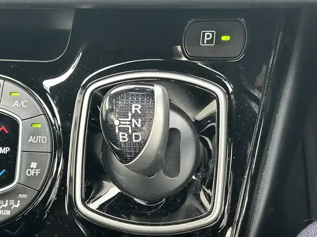 トヨタ ノア ハイブリッド Si ダブルバイビー 福島県 2018(平30)年 5.2万km ホワイトパールクリスタルシャイン 純正SDナビ/　【フルセグ/CD/DVD/SD/MSV/BT】/バックカメラ/ステアリングスイッチ/クルーズコントロール/前席シートヒーター/ビルトインETC/ドライブレコーダー/両側パワースライドドア/LEDヘッドライト（AUTO機能付き）/　・フォグランプ/オートマチックハイビーム/衝突軽減システム/レーンキープアシスト/パーキングアシスト/横滑り防止機能/純正フロアマット/純正ドアバイザー/スペアキー×１
