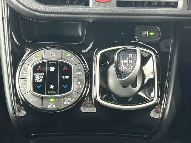 トヨタ ノア ハイブリッド Si ダブルバイビー 愛知県 2018(平30)年 5.2万km ホワイトパールクリスタルシャイン 禁煙車/純正9インチSDナビ/　（フルセグTV/CD/DVD/SD/Bluetooth）/バックカメラ/トヨタセーフティセンス/・プリクラッシュセーフティ/・レーンキープアシスト/・オートマチックハイビーム/・先行車発信お知らせ機能/クルーズコントロール/ETC/ドライブレコーダー/前席シートヒーター/両側パワースライドドア/純正16インチアルミホイール/LEDヘッドライト/フロントフォグランプ/横滑り防止機能/純正フロアマット/純正ドアバイザー/スマートキー/スペアキー有