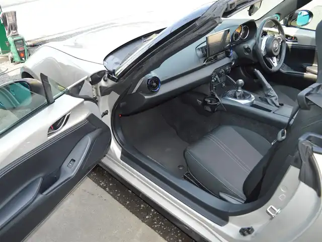 マツダ ロードスター 990S 栃木県 2022(令4)年 7.9万km プラチナクォーツメタリック ワンオーナー/ソフトトップ/ディーラー点検記録簿/[R4/R5/R6/R7]/i-ACTIVE SENSE/[ハイビームコントロールシステム/アダプティブLEDヘッドライト/車線逸脱警報システム/交通標識認識システム/ドライバーアテンションアラート/リアクロストラフィックアラート/アドバンストスマートシティブレーキサポート]/ブラインドスポットモニタリング/フォワードセンシングカメラ/レーダーセンサー/トラクションコントロールシステム/社外ポータブルディスプレイオーディオ/[AM/FM/BT]/プッシュスタート/オートライト/RAYS純正ホイール/bremboキャリパー/社外ツイータースピーカー/取扱説明書/保証書