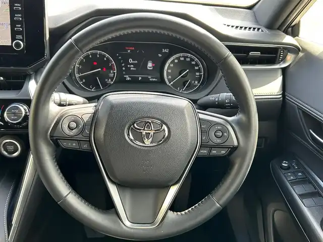 トヨタ ハリアー G 熊本県 2020(令2)年 1.9万km ホワイトパールクリスタルシャイン ワンオーナー/プッシュスタート/純正ナビ/バックカメラ/ビルトインETC/前後ドライブレコーダー/純正18インチAW/レーダークルーズ/パワーバックドア/ハーフレザーシート/右前席パワーシート/LEDヘッドライト/オートライト/フォグライト/前後コーナーセンサー/横滑り防止装置/ウィンカーミラー/純正フロアマット/純正ドアバイザー/新車保証書/取扱説明書/スマートスペアキー×1本